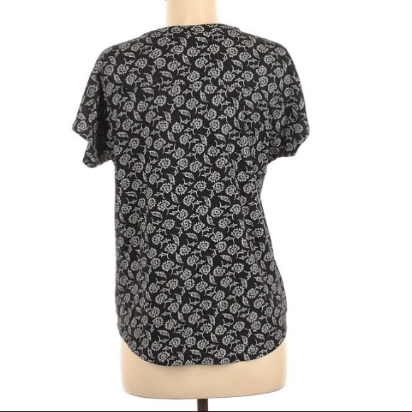 Old navy floral shirt sleeve t shirt - Picture 2 of 8